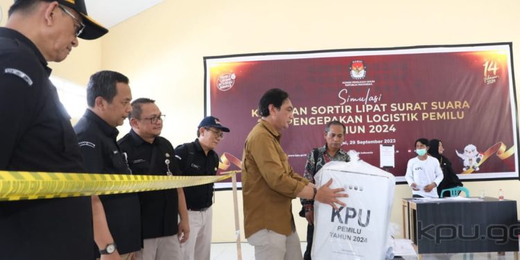 KPU Gelar Simulasi Kegiatan Sortir Lipat Surat Suara dan Pengepakan Logistik Pemilu 2024 di Banggai