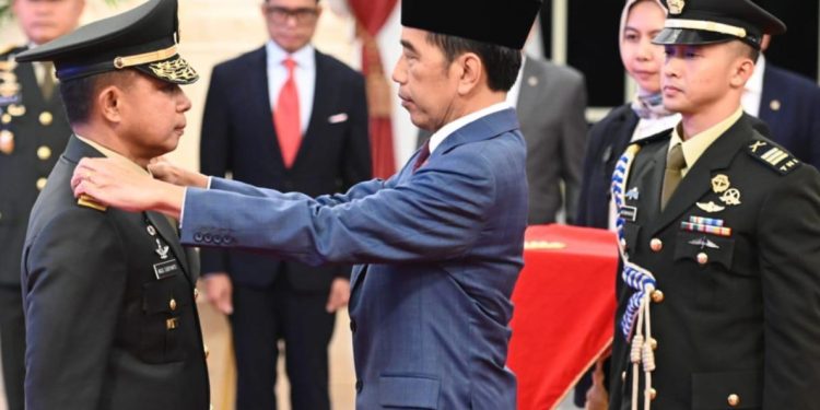 Presiden Jokowi Mengambil Sumpah Jabatan Agus Subiyanto Sebagai KSAD
