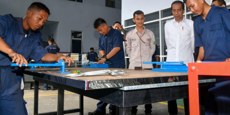 Presiden Joko Widodo, Mendorong Sekolah Kejuruan Menjalin Hubungan Kerja Sama, Dunia Industri