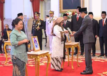 Presiden RI Joko Widodo (Jokowi) Menganugerahkan Gelar Pahlawan Nasional, Kepada Enam Tokoh