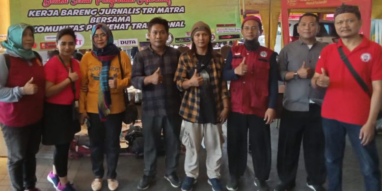 Gandeng Komunitas Penyehatan Tradisional, Jurnalis Tri Matra Mengadakan Baksos Pengobatan