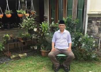 KH. As’ad Sedang Rileks di Rumahnya yang Asri&nbsp;