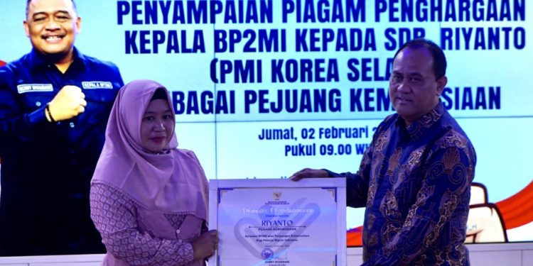 Selamatkan Wanita Korsel yang Terjatuh ke Laut, BP2MI Beri Penghargaan Pekerja Migran Riyanto