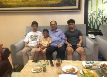 KH. As’ad Said Ali Berkumpul Bersama 3 dari 12 Cucunya