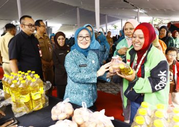 Buka Pasar Murah Ramadhan, Pj. Ketua TP PKK Jatim Isye : Ini Bentuk Kepedulian Terhadap Masyarakat