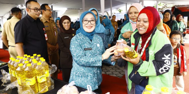 Buka Pasar Murah Ramadhan, Pj. Ketua TP PKK Jatim Isye : Ini Bentuk Kepedulian Terhadap Masyarakat