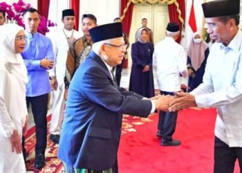 Presiden Jokowi dan Wapres Ma’ruf Amin Berjabat Tangan pada Gelar Griya di Istana 
