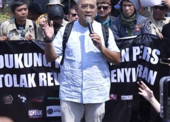 Muhammad Farhan Temui Massa Aksi Jurnalis dan Serikat Pekerja Media di Depan Gedung DPR RI