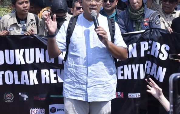 Muhammad Farhan Temui Massa Aksi Jurnalis dan Serikat Pekerja Media di Depan Gedung DPR RI