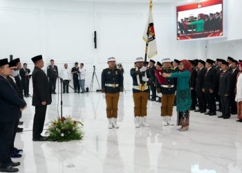 Lantik KPU Kab/Kota se-Jatim, Hasyim Ingatkan Bekerja Harus Sesuai Aturan