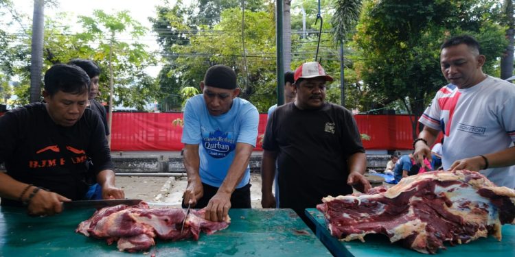 Pelindo Regional 4 Gelar Sholat Ied & Salurkan Daging Qurban di Pelabuhan Makassar