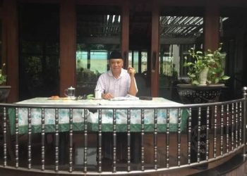 Cuaca Mendung di Bekasi, Mantan Waka-BIN Menikmati Pagi dengan Cerutu COHIBA