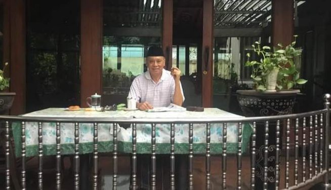 Cuaca Mendung di Bekasi, Mantan Waka-BIN Menikmati Pagi dengan Cerutu COHIBA