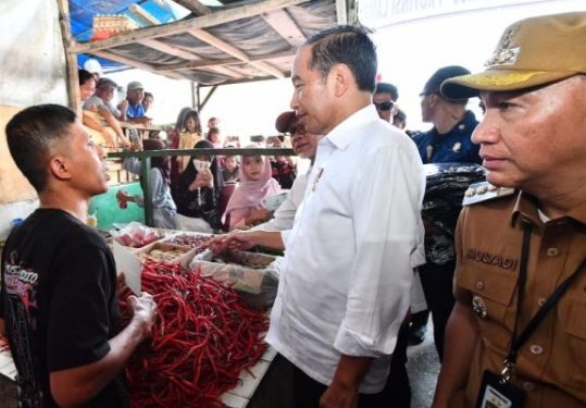 Presiden Jokowi Kunjungi Pasar Kota Agung, Tanggamus: Interaksi Langsung dengan Pedagang dan Berikan Bantuan Modal Kerja