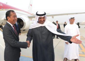 Presiden Jokowi Tiba di Abu Dhabi, Disambut Langsung oleh Presiden MBZ