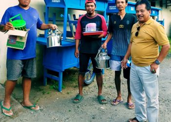 Relawan Hariyono menyerahkan Gerobag Angkring