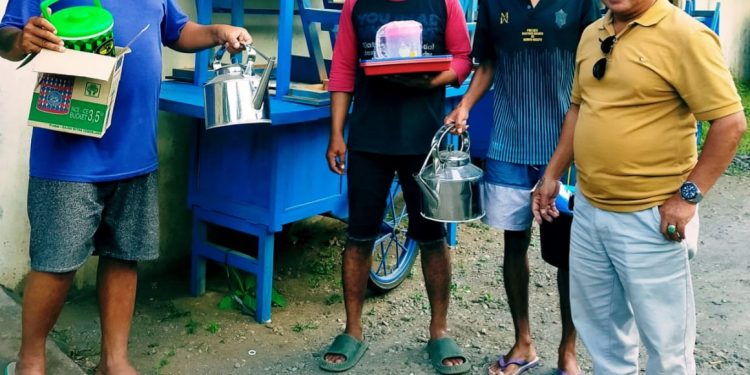 Relawan Hariyono menyerahkan Gerobag Angkring