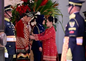 Presiden Jokowi Tampil dengan Pakaian Adat Banjar pada Upacara Penurunan Bendera di IKN