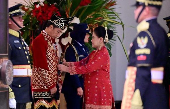 Presiden Jokowi Tampil dengan Pakaian Adat Banjar pada Upacara Penurunan Bendera di IKN