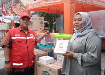 Penyintas Kebakaran di Kebon Kosong Kemayoran Terima Bantuan dari PMI Jakarta Pusat