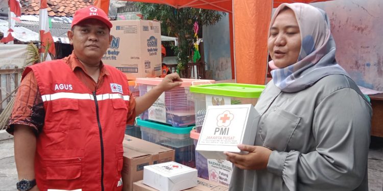 Penyintas Kebakaran di Kebon Kosong Kemayoran Terima Bantuan dari PMI Jakarta Pusat
