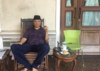 KH. As’ad Said Ali Nikmati Pagi dengan Cerutu Cohiba di Halaman Rumah