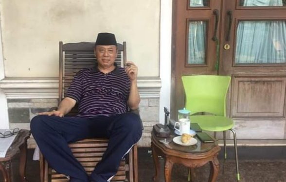 KH. As’ad Said Ali Nikmati Pagi dengan Cerutu Cohiba di Halaman Rumah