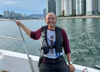 MEMBANGUN PERTUMBUHAN EKONOMI DAERAH MELALUI KEBIJAKAN FISKAL YANG TERPADUProf. Dr. Dadang Suwanda., SE., MM., M.Ak., AK. CA￼Guru besar Manajemen Pemerintahan IPDNPenyelarasan kebijakan makro ekonomi antara pemerintah pusat dan daerah merupakan elemen strategis dalam memastikan pembangunan yang merata di seluruh Indonesia. Peraturan Pemerintah Nomor 1 Tahun 2024 tentang Harmonisasi Kebijakan Fiskal Nasional menggarisbawahi pentingnya keselarasan dalam menentukan target-target ekonomi, terutama dalam pertumbuhan ekonomi regional, yang disesuaikan dengan kondisi dan potensi daerah masing-masing. Kerangka Ekonomi Makro dan Pokok-Pokok Kebijakan Fiskal (KEM PPKF) Regional menjadi instrumen penting untuk menciptakan sinergi antara pemerintah pusat dan daerah guna mencapai pertumbuhan ekonomi yang optimal dan inklusif. Salah satu aspek utama dalam penyelarasan kebijakan makro ekonomi adalah target pertumbuhan ekonomi. Penyelarasan ini dilakukan melalui koordinasi antara Rencana Kerja Pemerintah (RKP) dan Rencana Kerja Perangkat Daerah (RKPD), yang ditetapkan berdasarkan potensi ekonomi lokal. Bappenas, bersama pemerintah daerah, menyusun target pertumbuhan ekonomi yang bersifat optimistis dengan mempertimbangkan potensi unggulan di masing-masing daerah.Berdasarkan temuan Kementerian Keuangan Tahun 2024, dari 153 pemerintah daerah di 23 provinsi yang dianalisis, ditemukan bahwa 17 provinsi mengalami perbedaan signifikan antara target pertumbuhan ekonomi yang tercantum dalam Kebijakan Umum Anggaran dan Prioritas Plafon Anggaran Sementara (KUA PPAS) dan Kerangka Ekonomi Makro dan Pokok-Pokok Kebijakan Fiskal (KEM PPKF) Regional. Selisih antara kedua target ini berkisar antara 5% hingga 128%, yang menandakan adanya ketidaksesuaian dalam perencanaan fiskal antara pusat dan daerah.Perbedaan signifikan ini menimbulkan tantangan besar dalam harmonisasi kebijakan fiskal di tingkat daerah. Ketidaksesuaian antara target pusat dan daerah dapat berpotensi menimbulkan ketimpangan dalam pembangunan dan menghambat upaya untuk mencapai pertumbuhan ekonomi yang merata. Oleh karena itu, diperlukan evaluasi mendalam dan penyesuaian kebijakan yang lebih baik guna mencegah ketidakselarasan tersebut, serta memastikan bahwa perencanaan fiskal di daerah sejalan dengan target pembangunan nasional.Proses harmonisasi ini juga melibatkan peningkatan kapasitas perencanaan fiskal daerah dan koordinasi yang lebih erat antara pemerintah pusat dan daerah, sehingga setiap daerah dapat menyusun kebijakan yang realistis namun tetap ambisius dalam mendukung pertumbuhan ekonomi lokal yang berkelanjutan.Tabel 1￼Perbandingan Target Pertumbuhan Ekonomi dalam KUA PPAS dan KEM PPKF Regional￼￼￼￼￼No.ProvinsiTarget Pertumbuhan KUA PPAS (%)Target Pertumbuhan KEM PPKF (%)Selisih (%)1Jawa Barat5.56.81.32Jawa Tengah5.06.21.23Sumatra Utara4.86.01.24Sulawesi Selatan5.26.51.35Kalimantan Timur4.55.81.36Bali5.06.71.77Nusa Tenggara Barat4.05.51.58Papua Barat3.54.81.39Riau4.76.01.310DKI Jakarta5.87.01.211Aceh4.25.61.412DIY Yogyakarta4.55.81.313Maluku3.74.50.814Jambi4.95.80.915Bangka Belitung4.35.61.316Banten5.06.41.417Kalimantan Selatan4.86.21.4Selisih target ini terjadi karena perbedaan asumsi makro ekonomi antara pusat dan daerah. Sementara Bappenas menetapkan target berdasarkan potensi daerah yang bersifat optimistis, pemerintah daerah sering kali menyusun target lebih konservatif dalam KUA PPAS. Harmonisasi diperlukan agar daerah dapat mengikuti laju pertumbuhan ekonomi yang diinginkan secara nasional tanpa mengabaikan kemampuan fiskal lokal.KEM PPKF Regional tidak hanya berfokus pada penyelarasan target pertumbuhan ekonomi, tetapi juga berperan sebagai alat untuk memperkuat sinergi kebijakan fiskal antara pemerintah pusat dan daerah. Sinergi ini sangat penting dalam menentukan alokasi anggaran untuk sektor-sektor prioritas seperti infrastruktur, pendidikan, dan kesehatan. Kebijakan fiskal yang selaras antara pusat dan daerah diharapkan dapat menciptakan pembangunan yang merata, sekaligus menghindari ketidakefisienan seperti tumpang tindih program atau kebijakan yang tidak terkoordinasi antar daerah.Tabel 2 di bawah ini menunjukkan alokasi anggaran yang disesuaikan untuk lima sektor prioritas dalam KEM PPKF Regional, baik dari pusat maupun daerah. Sektor-sektor ini dipilih karena mereka merupakan pendorong utama dalam pembangunan ekonomi daerah dan memiliki dampak langsung pada kesejahteraan masyarakat.Tabel 2Alokasi Anggaran untuk Sektor Prioritas dalam KEM PPKF Regional￼￼￼￼￼No.Sektor PrioritasAlokasi Anggaran Pusat (triliun)Alokasi Anggaran Daerah (triliun)Keterangan1Infrastruktur125.085.0Proyek jalan, jembatan, bandara2Pendidikan80.065.0Pembangunan sekolah dan guru3Kesehatan70.050.0Fasilitas kesehatan dan vaksin4Ekonomi Kreatif30.025.0Pengembangan UMKM dan pariwisata5Sektor Pertanian50.040.0Modernisasi pertanianTabel di atas menunjukkan bahwa sektor infrastruktur mendapatkan alokasi anggaran terbesar, yaitu Rp.125 triliun dari pusat dan Rp.85 triliun dari daerah, mencerminkan prioritas utama dalam memperkuat konektivitas dan mobilitas di seluruh wilayah. Sektor pendidikan dan kesehatan juga mendapat perhatian besar, dengan anggaran signifikan untuk membangun fasilitas pendidikan, meningkatkan kualitas guru, serta memperluas akses terhadap layanan kesehatan yang lebih baik. Sektor ekonomi kreatif dan pertanian, meskipun dengan alokasi lebih kecil, tetap penting karena berkontribusi pada diversifikasi ekonomi dan peningkatan produktivitas di daerah.Sinergi anggaran ini memastikan bahwa pemerintah daerah mendapatkan dukungan fiskal yang cukup untuk melaksanakan proyek-proyek yang mendorong pertumbuhan ekonomi. Selain itu, penyelarasan alokasi anggaran ini juga mencegah terjadinya tumpang tindih atau ketidaksesuaian antara proyek-proyek yang dijalankan oleh pemerintah pusat dan daerah, sehingga efisiensi dan efektivitas penggunaan anggaran dapat lebih terjamin.Meskipun KEM PPKF Regional memberikan panduan dalam penyelarasan kebijakan Makro ekonomi, beberapa tantangan masih dihadapi dalam pelaksanaannya di tingkat daerah. Salah satu tantangan utama adalah perbedaan karakteristik dan potensi ekonomi antara satu daerah dengan yang lain. Sebagai contoh, provinsi dengan sektor pariwisata yang kuat seperti Bali memiliki target pertumbuhan ekonomi yang berbeda dibandingkan dengan provinsi yang lebih bergantung pada sektor pertanian atau industri. Oleh karena itu, setiap daerah membutuhkan kebijakan fiskal yang sesuai dengan potensi ekonomi di daerah. Selain itu, kendala teknis dalam implementasi KEM PPKF Regional, seperti perbedaan metode penganggaran antara pemerintah pusat dan daerah, juga menjadi hambatan. standar metode penganggaran yang seragam dan integrasi sistem informasi keuangan yang lebih baik akan membantu mempercepat proses harmonisasi kebijakan fiskal di semua tingkatan pemerintahan.Tabel 3￼Tantangan dalam Implementasi KEM PPKF Regional￼￼￼No.TantanganDeskripsi1Perbedaan karakteristik ekonomiSetiap daerah memiliki sektor unggulan yang berbeda2Keterbatasan fiskalBanyak daerah yang bergantung pada dana transfer dari pusat3Perbedaan metode penganggaranStandar penganggaran yang berbeda antara pusat dan daerah4Koordinasi lintas sektoralKurangnya koordinasi antar sektor dalam perencanaan proyek5Ketidaksesuaian prioritasKadang prioritas daerah tidak sejalan dengan prioritas nasionalPrinsip utama dalam penyelarasan kebijakan makro ekonomi adalah memperhitungkan potensi ekonomi setiap daerah dan menyelaraskannya dengan target yang ditetapkan oleh pemerintah pusat. Bappenas bertanggung jawab menyusun target ekonomi yang sesuai dengan potensi lokal, dan pemerintah pusat kemudian melakukan evaluasi apakah target yang disusun telah mencerminkan kemampuan dan peluang pertumbuhan ekonomi di masing-masing daerah.Tabel 4Contoh Penyelarasan Target Pertumbuhan Ekonomi Provinsi dan Kabupaten/Kota￼￼￼￼￼No.ProvinsiTarget Pertumbuhan (%)Kabupaten/KotaTarget Pertumbuhan (%)1Provinsi Bali6.0Kota Denpasar7.02Provinsi Jawa Barat5.5Kabupaten Bandung6.03Provinsi DIY5.0Kota Yogyakarta6.04Provinsi NTB4.8Kota Mataram5.55Provinsi Sulawesi Selatan6.2Kabupaten Gowa6.5Penyelarasan makro dalam KEM PPKF Regional merupakan upaya penting dalam menciptakan sinergi antara pemerintah pusat dan daerah guna mencapai pertumbuhan ekonomi yang merata dan berkelanjutan. Penyelarasan ini, meskipun menghadapi sejumlah tantangan, seperti perbedaan karakteristik daerah dan keterbatasan fiskal, memberikan dasar bagi pemerintah daerah untuk merumuskan kebijakan yang lebih adaptif terhadap potensi lokal. Dengan demikian, keberhasilan penyelarasan ini tidak hanya akan mendorong pertumbuhan ekonomi di tingkat nasional, tetapi juga memperkuat pembangunan di seluruh daerah di Indonesia.