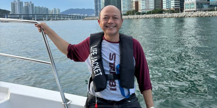 MEMBANGUN PERTUMBUHAN EKONOMI DAERAH MELALUI KEBIJAKAN FISKAL YANG TERPADUProf. Dr. Dadang Suwanda., SE., MM., M.Ak., AK. CA￼Guru besar Manajemen Pemerintahan IPDNPenyelarasan kebijakan makro ekonomi antara pemerintah pusat dan daerah merupakan elemen strategis dalam memastikan pembangunan yang merata di seluruh Indonesia. Peraturan Pemerintah Nomor 1 Tahun 2024 tentang Harmonisasi Kebijakan Fiskal Nasional menggarisbawahi pentingnya keselarasan dalam menentukan target-target ekonomi, terutama dalam pertumbuhan ekonomi regional, yang disesuaikan dengan kondisi dan potensi daerah masing-masing. Kerangka Ekonomi Makro dan Pokok-Pokok Kebijakan Fiskal (KEM PPKF) Regional menjadi instrumen penting untuk menciptakan sinergi antara pemerintah pusat dan daerah guna mencapai pertumbuhan ekonomi yang optimal dan inklusif. Salah satu aspek utama dalam penyelarasan kebijakan makro ekonomi adalah target pertumbuhan ekonomi. Penyelarasan ini dilakukan melalui koordinasi antara Rencana Kerja Pemerintah (RKP) dan Rencana Kerja Perangkat Daerah (RKPD), yang ditetapkan berdasarkan potensi ekonomi lokal. Bappenas, bersama pemerintah daerah, menyusun target pertumbuhan ekonomi yang bersifat optimistis dengan mempertimbangkan potensi unggulan di masing-masing daerah.Berdasarkan temuan Kementerian Keuangan Tahun 2024, dari 153 pemerintah daerah di 23 provinsi yang dianalisis, ditemukan bahwa 17 provinsi mengalami perbedaan signifikan antara target pertumbuhan ekonomi yang tercantum dalam Kebijakan Umum Anggaran dan Prioritas Plafon Anggaran Sementara (KUA PPAS) dan Kerangka Ekonomi Makro dan Pokok-Pokok Kebijakan Fiskal (KEM PPKF) Regional. Selisih antara kedua target ini berkisar antara 5% hingga 128%, yang menandakan adanya ketidaksesuaian dalam perencanaan fiskal antara pusat dan daerah.Perbedaan signifikan ini menimbulkan tantangan besar dalam harmonisasi kebijakan fiskal di tingkat daerah. Ketidaksesuaian antara target pusat dan daerah dapat berpotensi menimbulkan ketimpangan dalam pembangunan dan menghambat upaya untuk mencapai pertumbuhan ekonomi yang merata. Oleh karena itu, diperlukan evaluasi mendalam dan penyesuaian kebijakan yang lebih baik guna mencegah ketidakselarasan tersebut, serta memastikan bahwa perencanaan fiskal di daerah sejalan dengan target pembangunan nasional.Proses harmonisasi ini juga melibatkan peningkatan kapasitas perencanaan fiskal daerah dan koordinasi yang lebih erat antara pemerintah pusat dan daerah, sehingga setiap daerah dapat menyusun kebijakan yang realistis namun tetap ambisius dalam mendukung pertumbuhan ekonomi lokal yang berkelanjutan.Tabel 1￼Perbandingan Target Pertumbuhan Ekonomi dalam KUA PPAS dan KEM PPKF Regional￼￼￼￼￼No.ProvinsiTarget Pertumbuhan KUA PPAS (%)Target Pertumbuhan KEM PPKF (%)Selisih (%)1Jawa Barat5.56.81.32Jawa Tengah5.06.21.23Sumatra Utara4.86.01.24Sulawesi Selatan5.26.51.35Kalimantan Timur4.55.81.36Bali5.06.71.77Nusa Tenggara Barat4.05.51.58Papua Barat3.54.81.39Riau4.76.01.310DKI Jakarta5.87.01.211Aceh4.25.61.412DIY Yogyakarta4.55.81.313Maluku3.74.50.814Jambi4.95.80.915Bangka Belitung4.35.61.316Banten5.06.41.417Kalimantan Selatan4.86.21.4Selisih target ini terjadi karena perbedaan asumsi makro ekonomi antara pusat dan daerah. Sementara Bappenas menetapkan target berdasarkan potensi daerah yang bersifat optimistis, pemerintah daerah sering kali menyusun target lebih konservatif dalam KUA PPAS. Harmonisasi diperlukan agar daerah dapat mengikuti laju pertumbuhan ekonomi yang diinginkan secara nasional tanpa mengabaikan kemampuan fiskal lokal.KEM PPKF Regional tidak hanya berfokus pada penyelarasan target pertumbuhan ekonomi, tetapi juga berperan sebagai alat untuk memperkuat sinergi kebijakan fiskal antara pemerintah pusat dan daerah. Sinergi ini sangat penting dalam menentukan alokasi anggaran untuk sektor-sektor prioritas seperti infrastruktur, pendidikan, dan kesehatan. Kebijakan fiskal yang selaras antara pusat dan daerah diharapkan dapat menciptakan pembangunan yang merata, sekaligus menghindari ketidakefisienan seperti tumpang tindih program atau kebijakan yang tidak terkoordinasi antar daerah.Tabel 2 di bawah ini menunjukkan alokasi anggaran yang disesuaikan untuk lima sektor prioritas dalam KEM PPKF Regional, baik dari pusat maupun daerah. Sektor-sektor ini dipilih karena mereka merupakan pendorong utama dalam pembangunan ekonomi daerah dan memiliki dampak langsung pada kesejahteraan masyarakat.Tabel 2Alokasi Anggaran untuk Sektor Prioritas dalam KEM PPKF Regional￼￼￼￼￼No.Sektor PrioritasAlokasi Anggaran Pusat (triliun)Alokasi Anggaran Daerah (triliun)Keterangan1Infrastruktur125.085.0Proyek jalan, jembatan, bandara2Pendidikan80.065.0Pembangunan sekolah dan guru3Kesehatan70.050.0Fasilitas kesehatan dan vaksin4Ekonomi Kreatif30.025.0Pengembangan UMKM dan pariwisata5Sektor Pertanian50.040.0Modernisasi pertanianTabel di atas menunjukkan bahwa sektor infrastruktur mendapatkan alokasi anggaran terbesar, yaitu Rp.125 triliun dari pusat dan Rp.85 triliun dari daerah, mencerminkan prioritas utama dalam memperkuat konektivitas dan mobilitas di seluruh wilayah. Sektor pendidikan dan kesehatan juga mendapat perhatian besar, dengan anggaran signifikan untuk membangun fasilitas pendidikan, meningkatkan kualitas guru, serta memperluas akses terhadap layanan kesehatan yang lebih baik. Sektor ekonomi kreatif dan pertanian, meskipun dengan alokasi lebih kecil, tetap penting karena berkontribusi pada diversifikasi ekonomi dan peningkatan produktivitas di daerah.Sinergi anggaran ini memastikan bahwa pemerintah daerah mendapatkan dukungan fiskal yang cukup untuk melaksanakan proyek-proyek yang mendorong pertumbuhan ekonomi. Selain itu, penyelarasan alokasi anggaran ini juga mencegah terjadinya tumpang tindih atau ketidaksesuaian antara proyek-proyek yang dijalankan oleh pemerintah pusat dan daerah, sehingga efisiensi dan efektivitas penggunaan anggaran dapat lebih terjamin.Meskipun KEM PPKF Regional memberikan panduan dalam penyelarasan kebijakan Makro ekonomi, beberapa tantangan masih dihadapi dalam pelaksanaannya di tingkat daerah. Salah satu tantangan utama adalah perbedaan karakteristik dan potensi ekonomi antara satu daerah dengan yang lain. Sebagai contoh, provinsi dengan sektor pariwisata yang kuat seperti Bali memiliki target pertumbuhan ekonomi yang berbeda dibandingkan dengan provinsi yang lebih bergantung pada sektor pertanian atau industri. Oleh karena itu, setiap daerah membutuhkan kebijakan fiskal yang sesuai dengan potensi ekonomi di daerah. Selain itu, kendala teknis dalam implementasi KEM PPKF Regional, seperti perbedaan metode penganggaran antara pemerintah pusat dan daerah, juga menjadi hambatan. standar metode penganggaran yang seragam dan integrasi sistem informasi keuangan yang lebih baik akan membantu mempercepat proses harmonisasi kebijakan fiskal di semua tingkatan pemerintahan.Tabel 3￼Tantangan dalam Implementasi KEM PPKF Regional￼￼￼No.TantanganDeskripsi1Perbedaan karakteristik ekonomiSetiap daerah memiliki sektor unggulan yang berbeda2Keterbatasan fiskalBanyak daerah yang bergantung pada dana transfer dari pusat3Perbedaan metode penganggaranStandar penganggaran yang berbeda antara pusat dan daerah4Koordinasi lintas sektoralKurangnya koordinasi antar sektor dalam perencanaan proyek5Ketidaksesuaian prioritasKadang prioritas daerah tidak sejalan dengan prioritas nasionalPrinsip utama dalam penyelarasan kebijakan makro ekonomi adalah memperhitungkan potensi ekonomi setiap daerah dan menyelaraskannya dengan target yang ditetapkan oleh pemerintah pusat. Bappenas bertanggung jawab menyusun target ekonomi yang sesuai dengan potensi lokal, dan pemerintah pusat kemudian melakukan evaluasi apakah target yang disusun telah mencerminkan kemampuan dan peluang pertumbuhan ekonomi di masing-masing daerah.Tabel 4Contoh Penyelarasan Target Pertumbuhan Ekonomi Provinsi dan Kabupaten/Kota￼￼￼￼￼No.ProvinsiTarget Pertumbuhan (%)Kabupaten/KotaTarget Pertumbuhan (%)1Provinsi Bali6.0Kota Denpasar7.02Provinsi Jawa Barat5.5Kabupaten Bandung6.03Provinsi DIY5.0Kota Yogyakarta6.04Provinsi NTB4.8Kota Mataram5.55Provinsi Sulawesi Selatan6.2Kabupaten Gowa6.5Penyelarasan makro dalam KEM PPKF Regional merupakan upaya penting dalam menciptakan sinergi antara pemerintah pusat dan daerah guna mencapai pertumbuhan ekonomi yang merata dan berkelanjutan. Penyelarasan ini, meskipun menghadapi sejumlah tantangan, seperti perbedaan karakteristik daerah dan keterbatasan fiskal, memberikan dasar bagi pemerintah daerah untuk merumuskan kebijakan yang lebih adaptif terhadap potensi lokal. Dengan demikian, keberhasilan penyelarasan ini tidak hanya akan mendorong pertumbuhan ekonomi di tingkat nasional, tetapi juga memperkuat pembangunan di seluruh daerah di Indonesia.