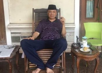 Mantan Wakabin KH As-Ad Said Ali Nikmati Hujan Gerimis dengan Cerutu dan Kopi Hitam di Bekasi
