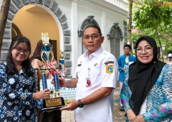 Wali Kota Jakpus Serahkan Piala dan Piagam Penghargaan Pemenang Lomba JAKBEE