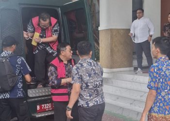 Kejagung Serahkan Tersangka dan Barang Bukti Kasus Suap Terkait Ronald Tannur ke JPU Kejari Jakarta Pusat