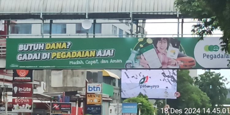 Diduga Oknum Satpol PP Wali Kota Jakpus Bekingi Reklame di Jalan Kenari