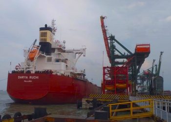 TERMINAL TELUK LAMONG PECAHKAN REKOR SHIP TO SHIP KAPAL CURAH KERING TERCEPAT