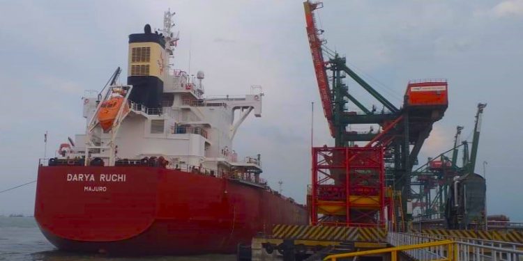 TERMINAL TELUK LAMONG PECAHKAN REKOR SHIP TO SHIP KAPAL CURAH KERING TERCEPAT