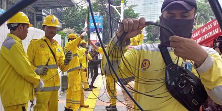 Sudin Bina Marga Jakpus Tertibkan 19 Kabel di Jalan Teluk Betung
