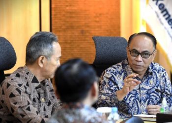 KEMENKOP RI SERAHKAN DAFTAR KOPERASI YANG MENJALANKAN KEGIATAN DI SEKTOR JASA KEUANGAN KEPADA OJK