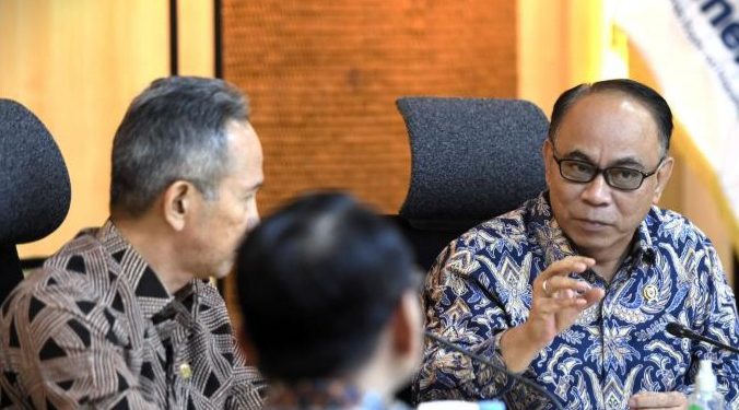 KEMENKOP RI SERAHKAN DAFTAR KOPERASI YANG MENJALANKAN KEGIATAN DI SEKTOR JASA KEUANGAN KEPADA OJK