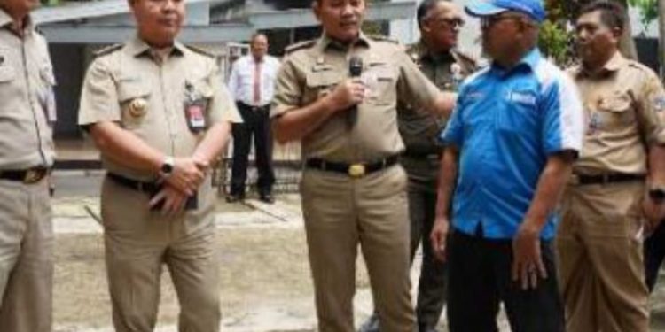 Wali Kota JP, Arifin Dampingi Pj Gubernur DKI Jakarta Tinjau Bank Sampah dan Panen Sayur Hidroponik