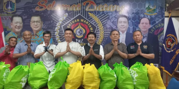 Pokja PWI Walkot Jakpus Tebar Berkah Ramadan: Pererat Solidaritas Jurnalis Lewat Aksi Berbagi
