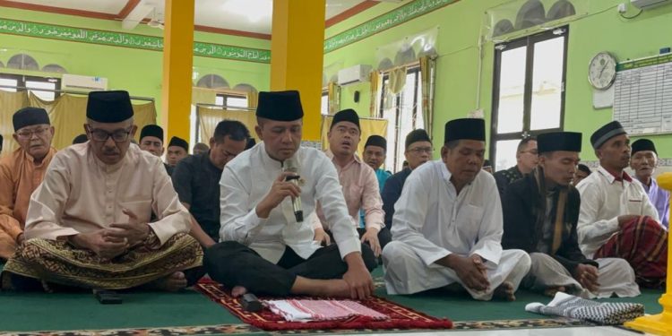 Berlebaran di Rempang, Batam, Menteri Transmigrasi serahkan 1.000 Bingkisan Lebaran Dari Presiden