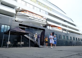 Bawa 177 Wisatawan, Kapal Pesiar Mewah Scenic Eclipse II Sandar di Pelabuhan Makassar
