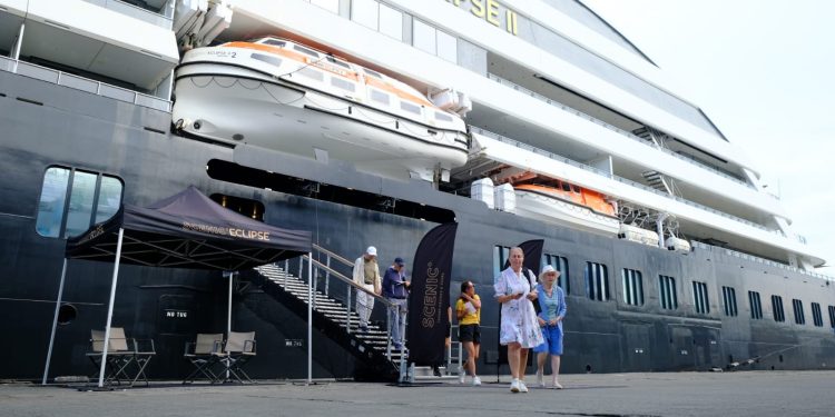 Bawa 177 Wisatawan, Kapal Pesiar Mewah Scenic Eclipse II Sandar di Pelabuhan Makassar