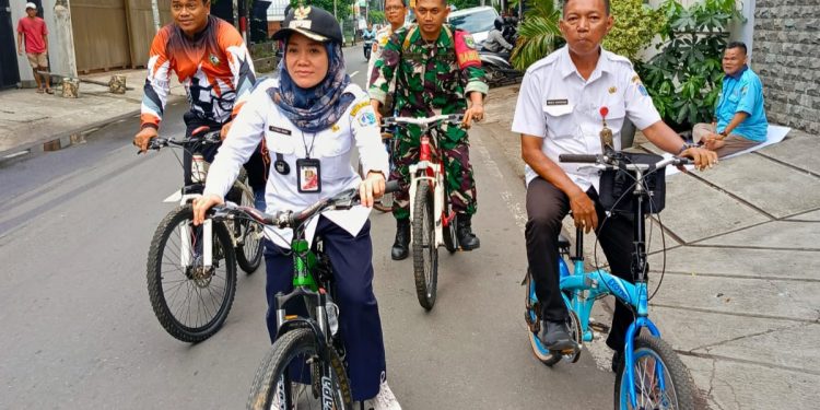 Lurah Kemayoran Bersepeda Keliling Wilayah, Tinjau Lingkungan dan Dengarkan Aspirasi Warga