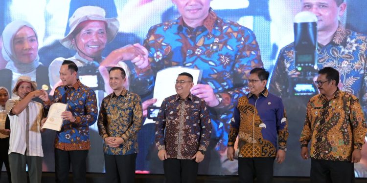 Penyerahan SHM Kepada Transmigran, Wamen Viva Yoga: Akan Kita Lakukan Secara Massif dan Tuntas