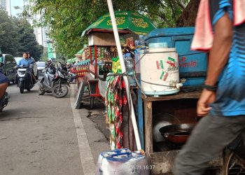 Dilarang Berdagang di PRJ, PKL: “Kami Bagian dari Budaya dan Pesta Rakyat”