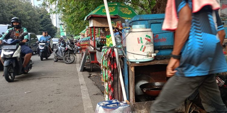 Dilarang Berdagang di PRJ, PKL: “Kami Bagian dari Budaya dan Pesta Rakyat”