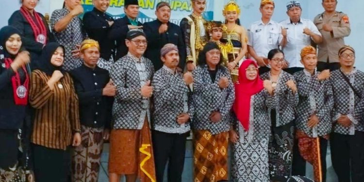 Kirab Merti Bumi Perdana di Kelurahan Kupang Disambut Meriah, Warga Bawa Tumpeng sebagai Simbol Syukur