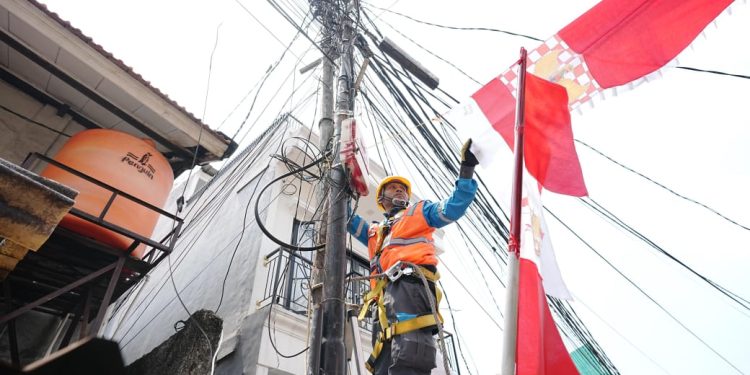 Yuk Rayakan Hari Kemerdekaan dengan Aman, PLN Ajak Warga Jaga Jarak Aman Pasang Bendera dan Umbul-Umbul dari Kabel Listrik