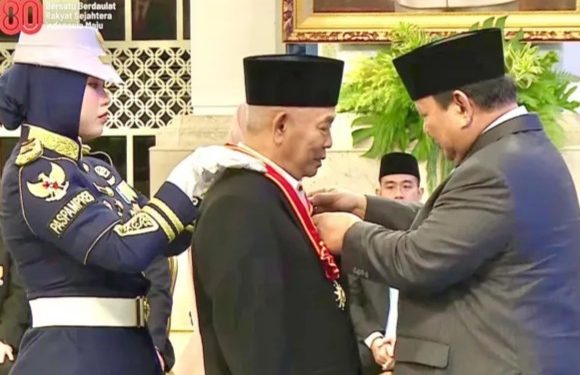Prof. Dr. KH. Asep Saifuddin Chalim, MA Raih Bintang Mahaputera Nararya